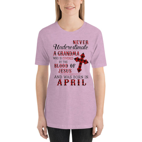 Divesart - Never underestimate a Grandma was born in April T-Shirt